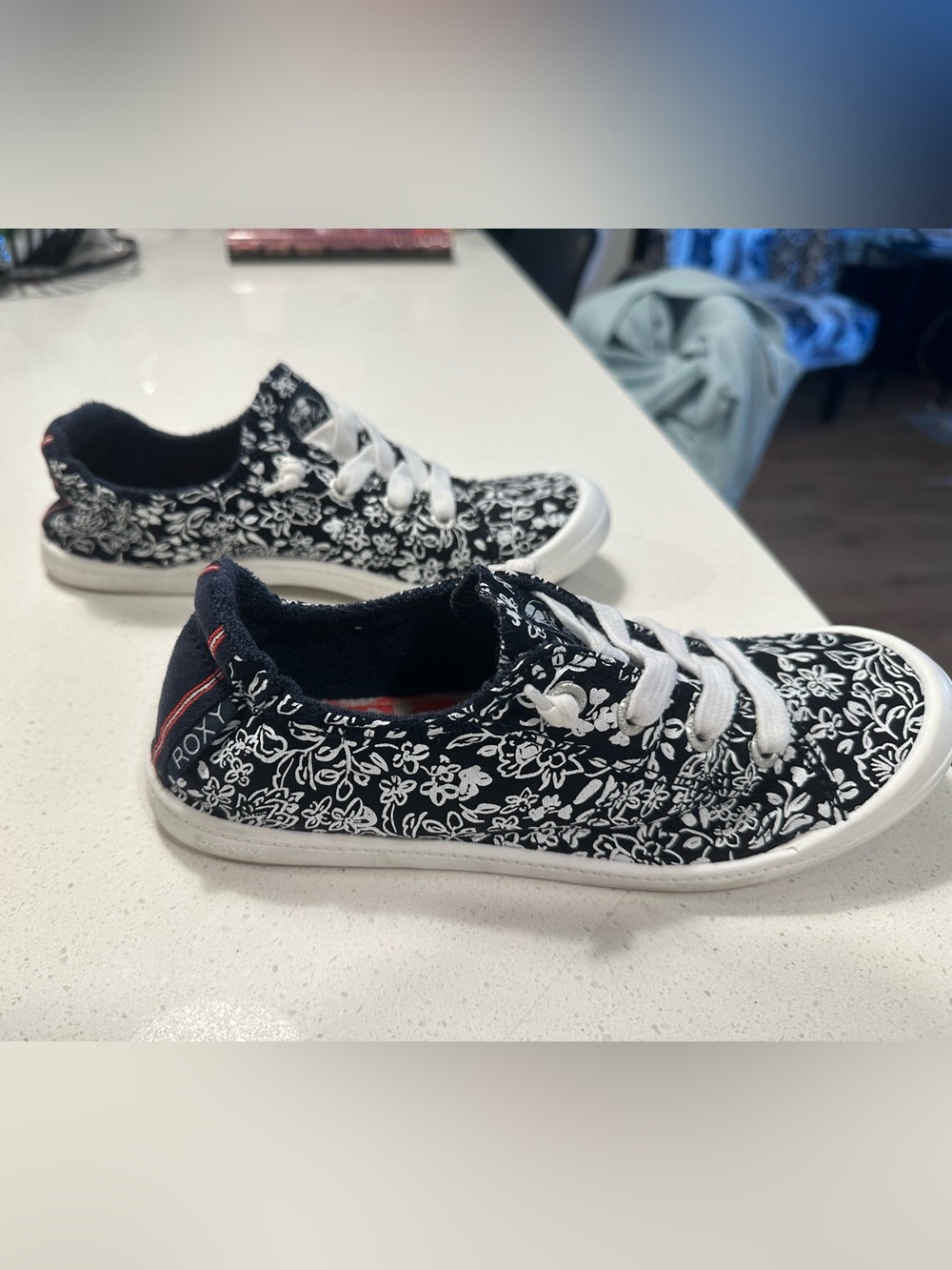 Roxy Bayshore Size 7 Floral Lace-Up Sneakers